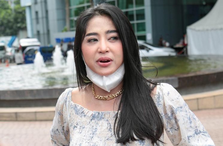Dewi Perssik saat ditemui di Kawasan Tendean, Jakarta Selatan, Jumat (22/1/2021). [MataMata.com/Alfian Winanto]