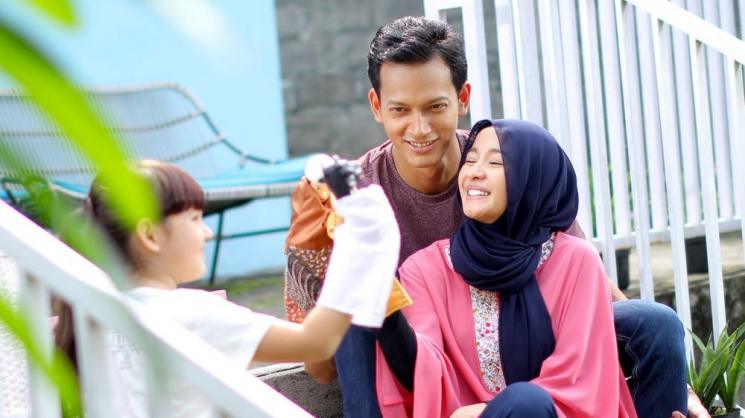 Fedi Nuril momong anak. (imdb.com)