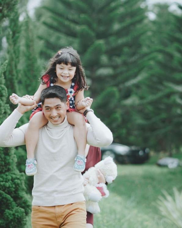 Arya Saloka momong anak. (Instagram/@fansikatancinta)