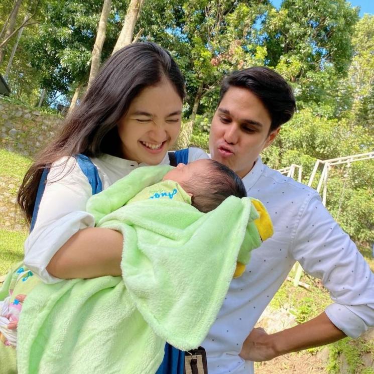Mischa Chandrawinata momong anak. (Instagram/@mischach)