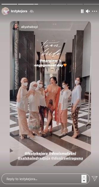 Momen Ali Syakieb dan Margin Wieheerm tunangan. (Instagram)