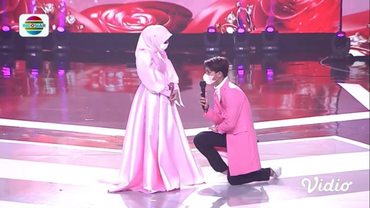 Rizky Billar lamar Lesti Kejora. (YouTube/Indosiar)