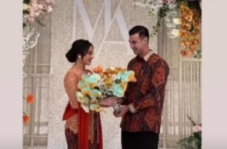 Momen Ali Syakieb dan Margin Wieheerm tunangan. (Instagram)