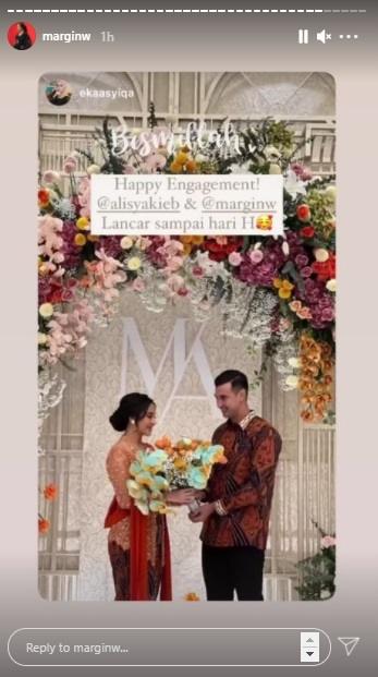 Momen Ali Syakieb dan Margin Wieheerm tunangan. (Instagram)