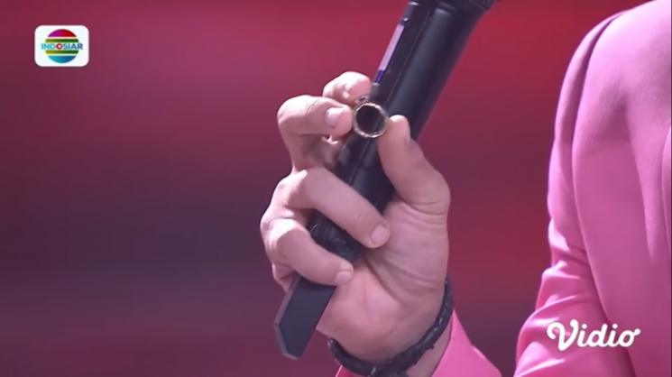 Rizky Billar lamar Lesti Kejora. (YouTube/Indosiar)