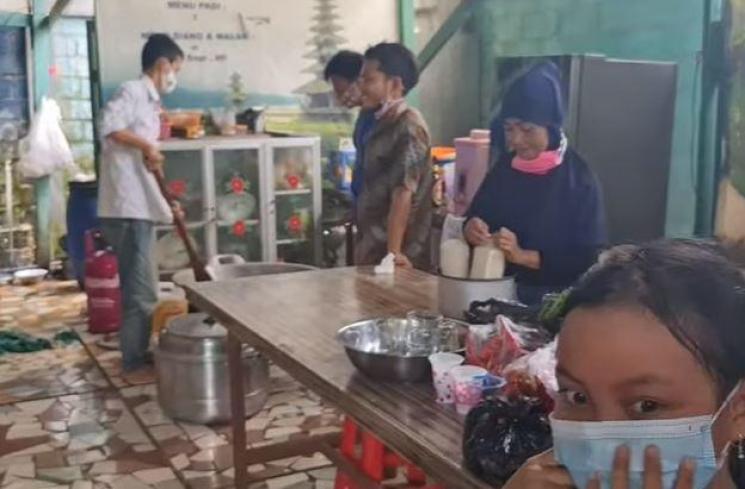 Baim Wong cicipi makanan pengungsi. (Youtube/BaimPaula)