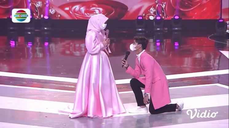 Rizky Billar lamar Lesti Kejora. (YouTube/Indosiar)