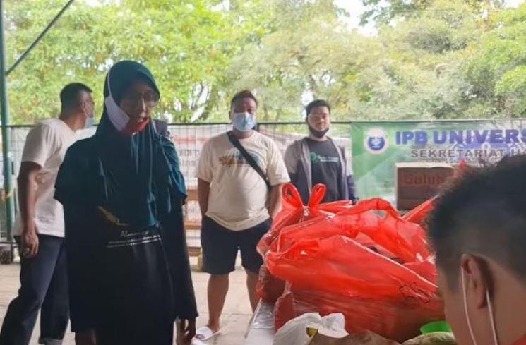Baim Wong cicipi makanan pengungsi. (Youtube/BaimPaula)