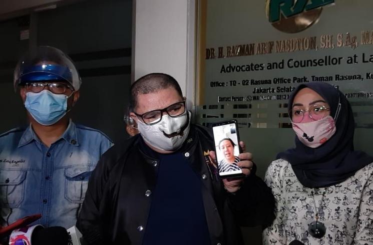 Pengacara Razman Arif Nasution saat video call dengan Pablo Benua. (Matamata.com/Herwanto)