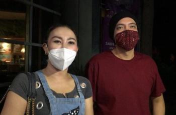 Disuapi Kue Ultah oleh Sandy Tumiwa, Henny Mona Salah Tingkah