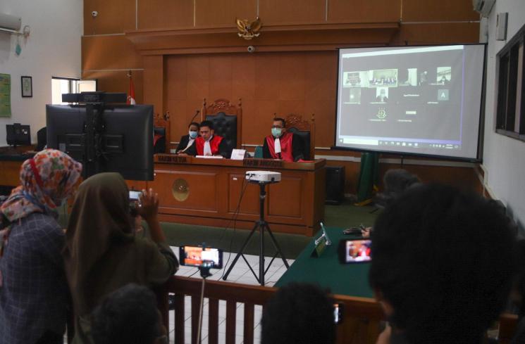 Foto double eksposure saat Aktris Catherine Wilson menjalani sidang putusan kasus narkoba yang digelar secara virtual di Pengadilan Negeri Depok, Jawa Barat, Senin (25/1/2021). [Matamata.com/Alfian Winanto]