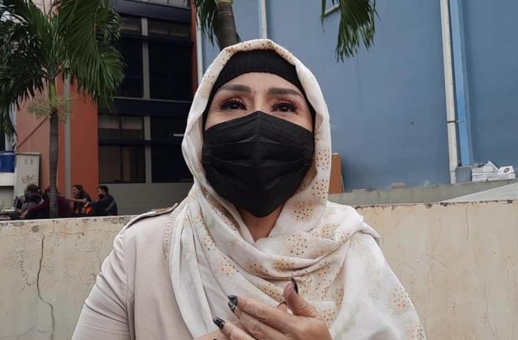 Ibu Vicky Prasetyo, Emma Fauziah. (MataMata.com/Evi Ariska)