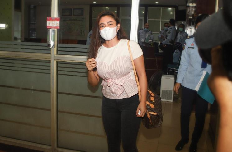 Model Vitalia Sesha saat ditemui awak media usai wajib lapor di Balai Permasyarakatan Salemba sebagai tindak lanjut program asimilasi atas kasus narkoba yang menjeratnya di Salemba, Jakarta Pusat, Selasa (26/1/2021). [Matamata.com/Alfian Winanto]