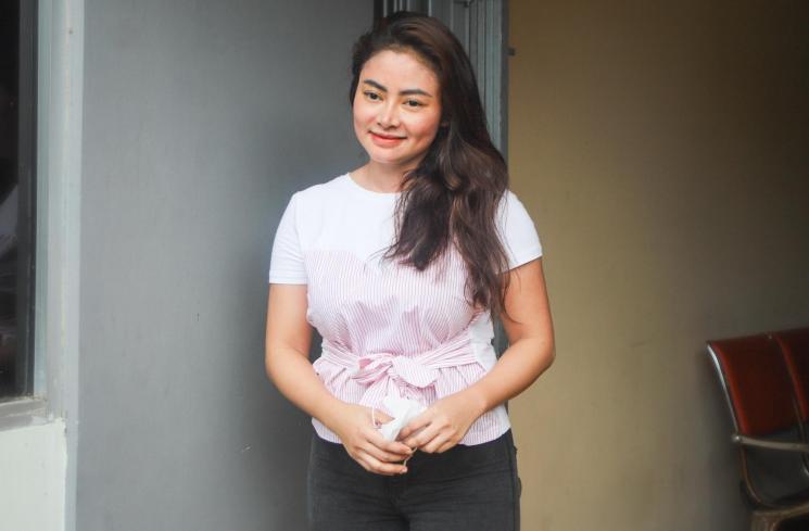 Model Vitalia Sesha saat ditemui awak media usai wajib lapor di Balai Permasyarakatan Salemba sebagai tindak lanjut program asimilasi atas kasus narkoba yang menjeratnya di Salemba, Jakarta Pusat, Selasa (26/1/2021). [Matamata.com/Alfian Winanto]