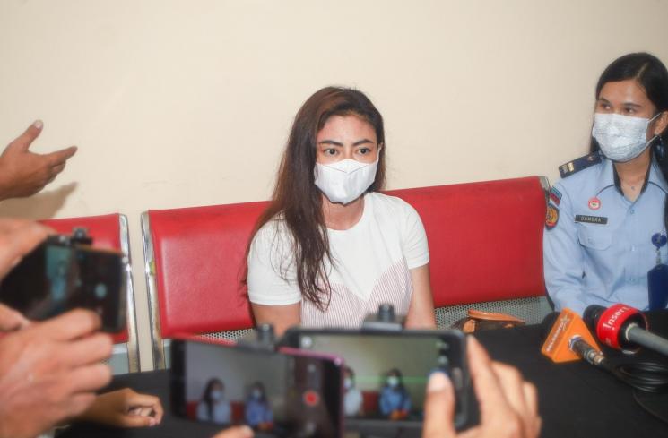 Model Vitalia Sesha saat ditemui awak media usai wajib lapor di Balai Permasyarakatan Salemba sebagai tindak lanjut program asimilasi atas kasus narkoba yang menjeratnya di Salemba, Jakarta Pusat, Selasa (26/1/2021). [Matamata.com/Alfian Winanto]