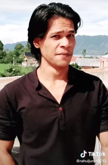 Teuku Hasnawi, kembaran Shah Rukh Khan di Tik Tok. (TikTok/@rahuljunior1213)