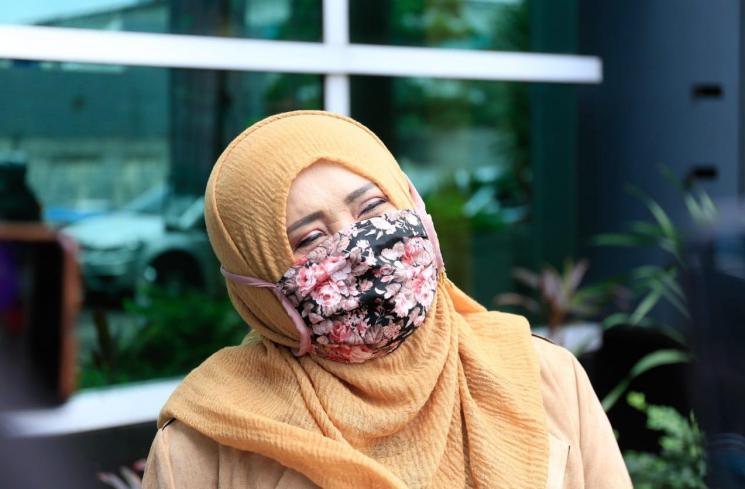 Evi Tamala ditemui di Jalan Kapten P Tendean, Jakarta Selatan, Selasa (26/1/2021). (Matamata.com/Herwanto)