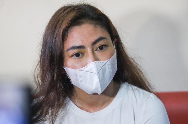 Model Vitalia Sesha saat ditemui awak media usai wajib lapor di Balai Permasyarakatan Salemba sebagai tindak lanjut program asimilasi atas kasus narkoba yang menjeratnya di Salemba, Jakarta Pusat, Selasa (26/1/2021). [Matamata.com/Alfian Winanto]