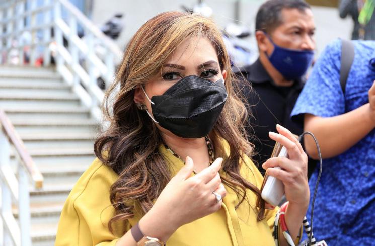 Penyanyi Nia Daniaty saat ditemui di Kawasan Tendean, Jakarta Selatan, Selasa (26/1/2021). [Matamata.com/Alfian Winanto]