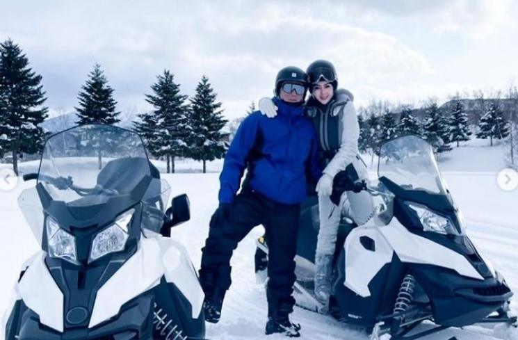 Syahrini dan Reino Barack berpose di atas kendaraan salju. [capture Instagram]
