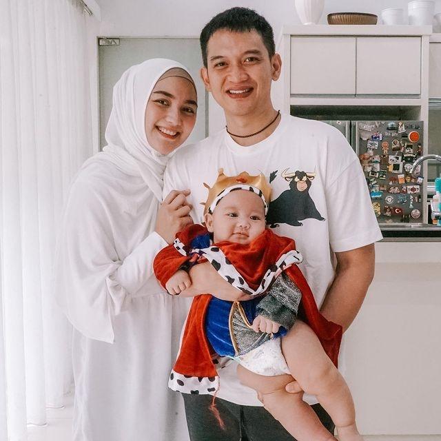 Citra Kirana dan Rezky Aditya bersama Baby Athar (Instagram/@citraciki)