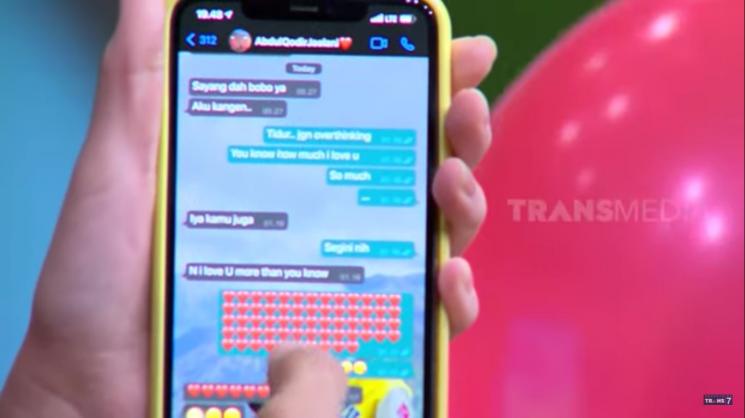 Chat mesra Tissa Biani dan Dul Jaelani. (YouTube/TRANS7 OFFICIAL)