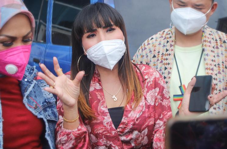 Pedangdut Eva Bellissima saat ditemui di Kawasan Tendean, Jakarta Selatan, Rabu (27/1/2021). [Matamata.com/Alfian Winanto]
