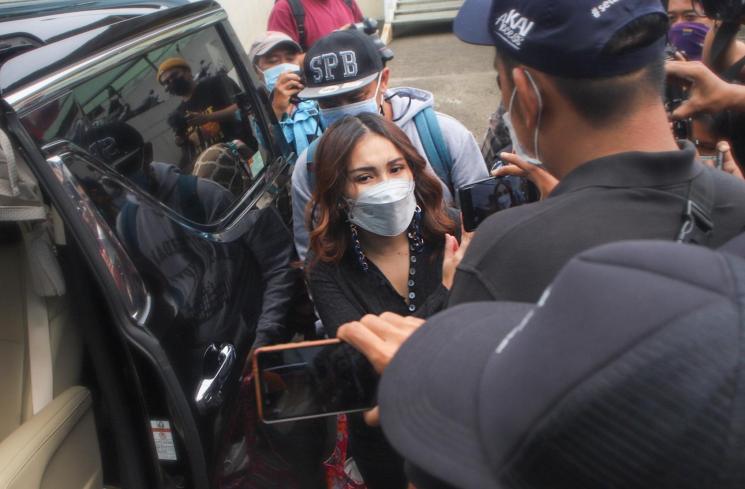 Pedangdut Ayu Ting Ting berjalan menghindari awak media saat ditemui di Kawasan Tendean, Jakarta Selatan, Rabu (27/1/2021). [Matamata.com/Alfian Winanto]