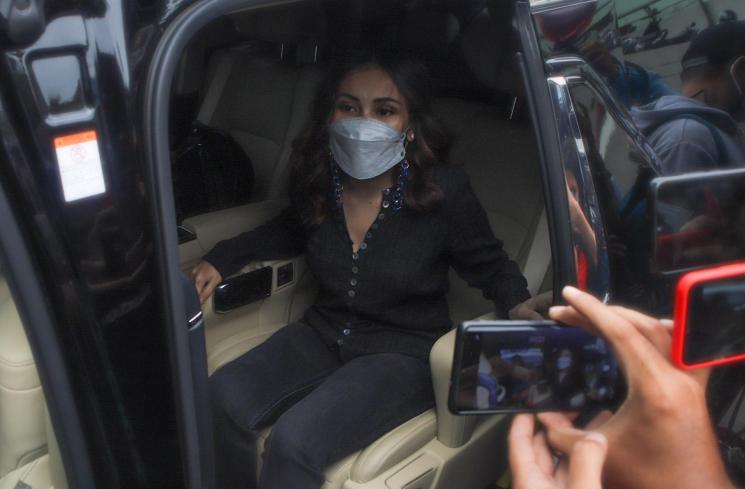 Pedangdut Ayu Ting Ting berjalan menghindari awak media saat ditemui di Kawasan Tendean, Jakarta Selatan, Rabu (27/1/2021). [Matamata.com/Alfian Winanto]