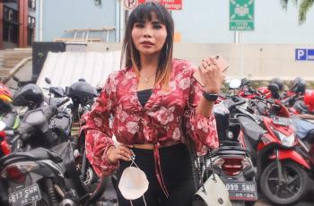 Pisah dari Kiwil, Eva Belisima Pamer Cium Bibir Bule Digunjing