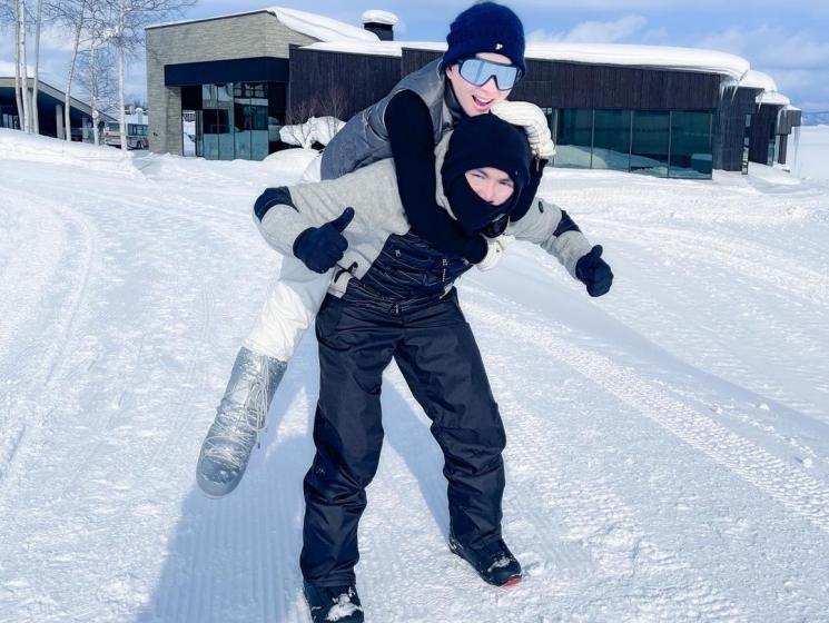 Syahrini digendong Reino Barack. (Instagram/@princessyahrini)