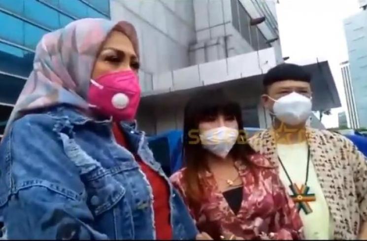 Elly Sugigi dan Eva Belisima (YouTube.com/selebcam)