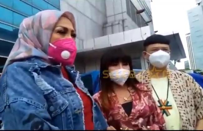 Elly Sugigi dan Eva Belisima (YouTube.com/selebcam)