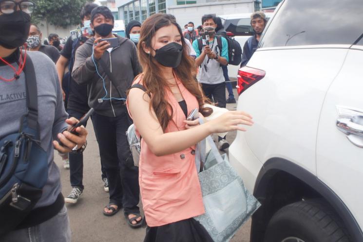 Penyanyi Tiara Andini saat ditemui usai mengisi sebuah acara di Kawasan Tendean, Jakarta Selatan, Kamis (28/1/2021). [Matamata.com/Alfian Winanto]