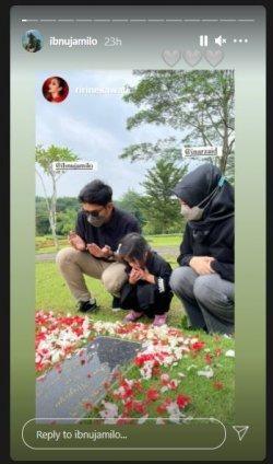 Ibnu Jamil dan Ririn Ekawati Ziarah ke Makam Ferry Wijaya. (Instagram/@ibnujamilo)