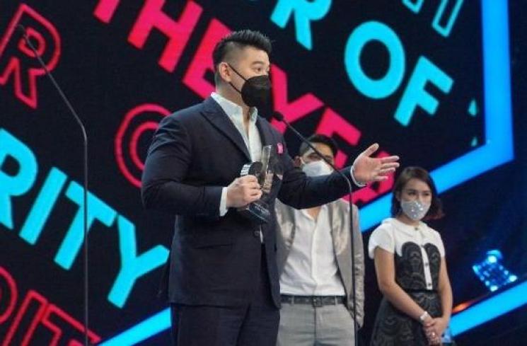 Chef Arnold saat menerima penghargaan di ajang TikTok Awards Indonesia 2020 [siaran pers]