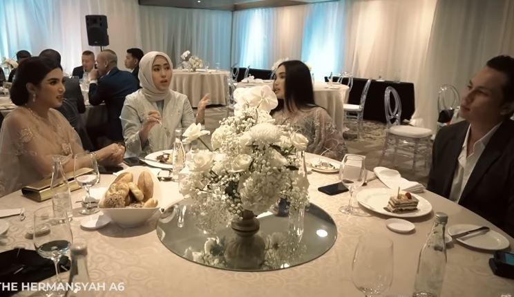Ussy Sulistiawaty dan Andhika Pratama hobi main golf. (Youtube/TheHermansyahA6)