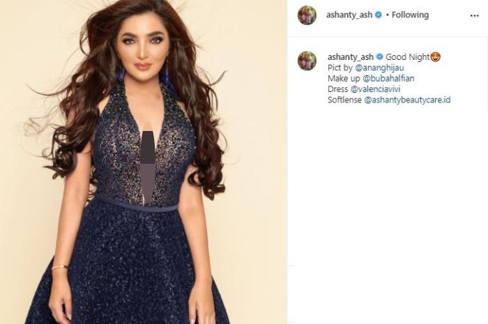 Ashanty pakai dress belahan dada rendah. (Instagram/@ashanty_ash)