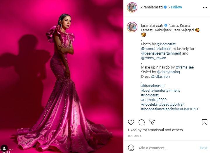 Kirana Larasati pakai dress belahan dada rendah. (Instagram/@kiranalarasati)