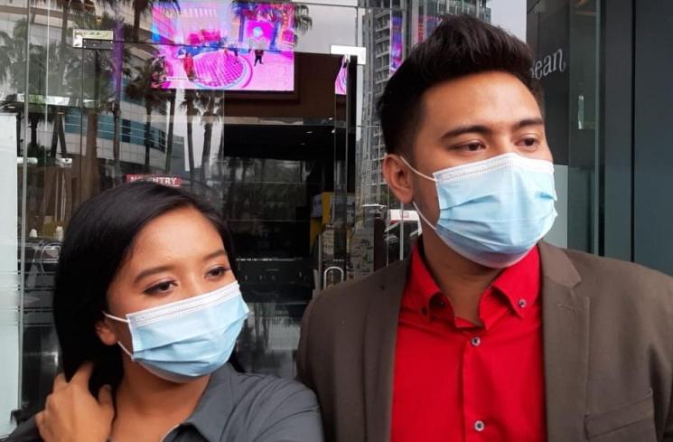 Galih Ginanjar bersama Sabrina ditemui di Jalan Kapten P Tendean, Jakarta Selatan, Selasa (2/2/2021). (MataMata.com/Herwanto)