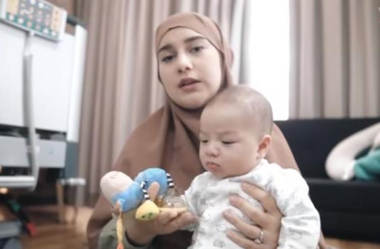 Irish Bella dan Baby Air (YouTube/Aish TV)