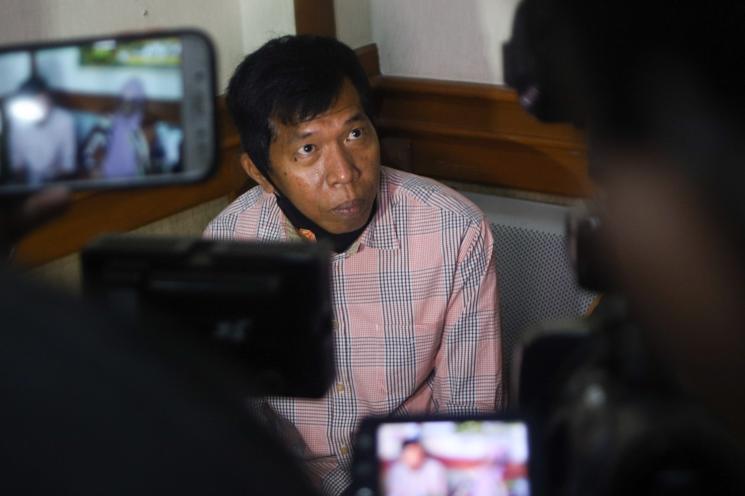 Komedian Kiwil dan Istri pertamanya, Rochimah atau Rohimah saat ditemui awak media usai menjalani sidang cerai di Pengadilan Agama Jakarta Selatan, Rabu (3/2/2021). [Matamata.com/Alfian Winanto]