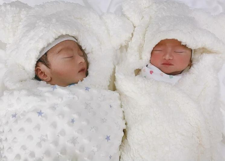 Anak kembar Guntur Triyoga, Axelle Dev Triyoga dan Alexa Dev Triyoga. (Instagram/@gunturtriyoga)