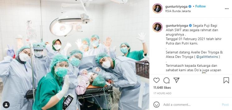 Guntur Triyoga dan Apristiyah Devita Ayu mengumumkan kelahiran anak kembarnya. (Instagram/@gunturtriyoga)