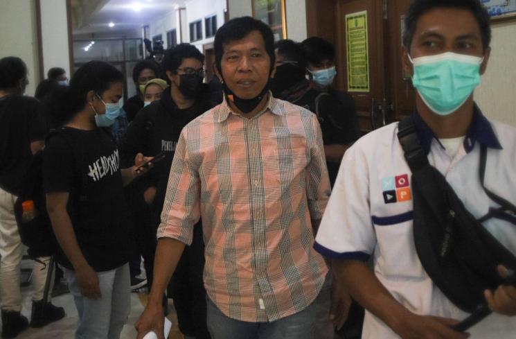 Komedian Kiwil dan Istri pertamanya, Rochimah atau Rohimah saat ditemui awak media usai menjalani sidang cerai di Pengadilan Agama Jakarta Selatan, Rabu (3/2/2021). [Matamata.com/Alfian Winanto]
