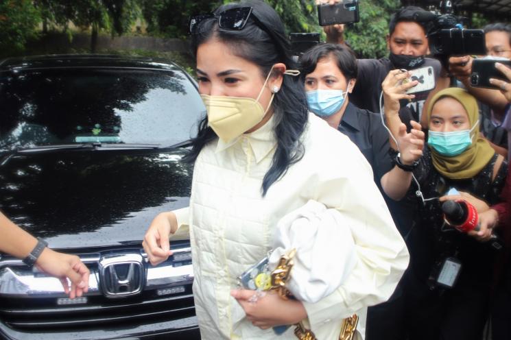 Penyanyi Nindy Ayunda saat ditemui usai menjalani sidang cerai di Pengadilan Agama Jakarta Selatan, Rabu (3/2/2021). [Matamata.com/Alfian Winanto]