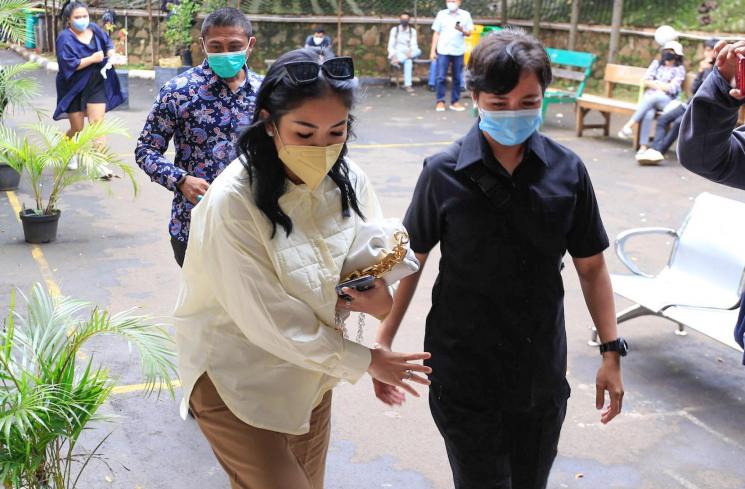 Penyanyi Nindy Ayunda saat ditemui usai menjalani sidang cerai di Pengadilan Agama Jakarta Selatan, Rabu (3/2/2021). [Matamata.com/Alfian Winanto]
