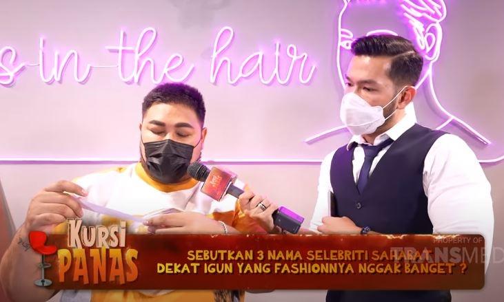 Ivan Gunawan gaya busana Iis Dahlia terburuk. (Youtube/TransTVOfficial)
