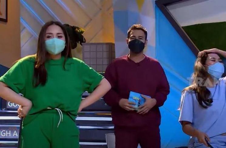 Nagita Slavina disebut tak merakyat karena ogah naik taksi. (Youtube/Trans7Official)