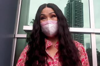 Video: Mulianya Titi DJ yang Rela Jadi MUA Buat Asisten Pribadi